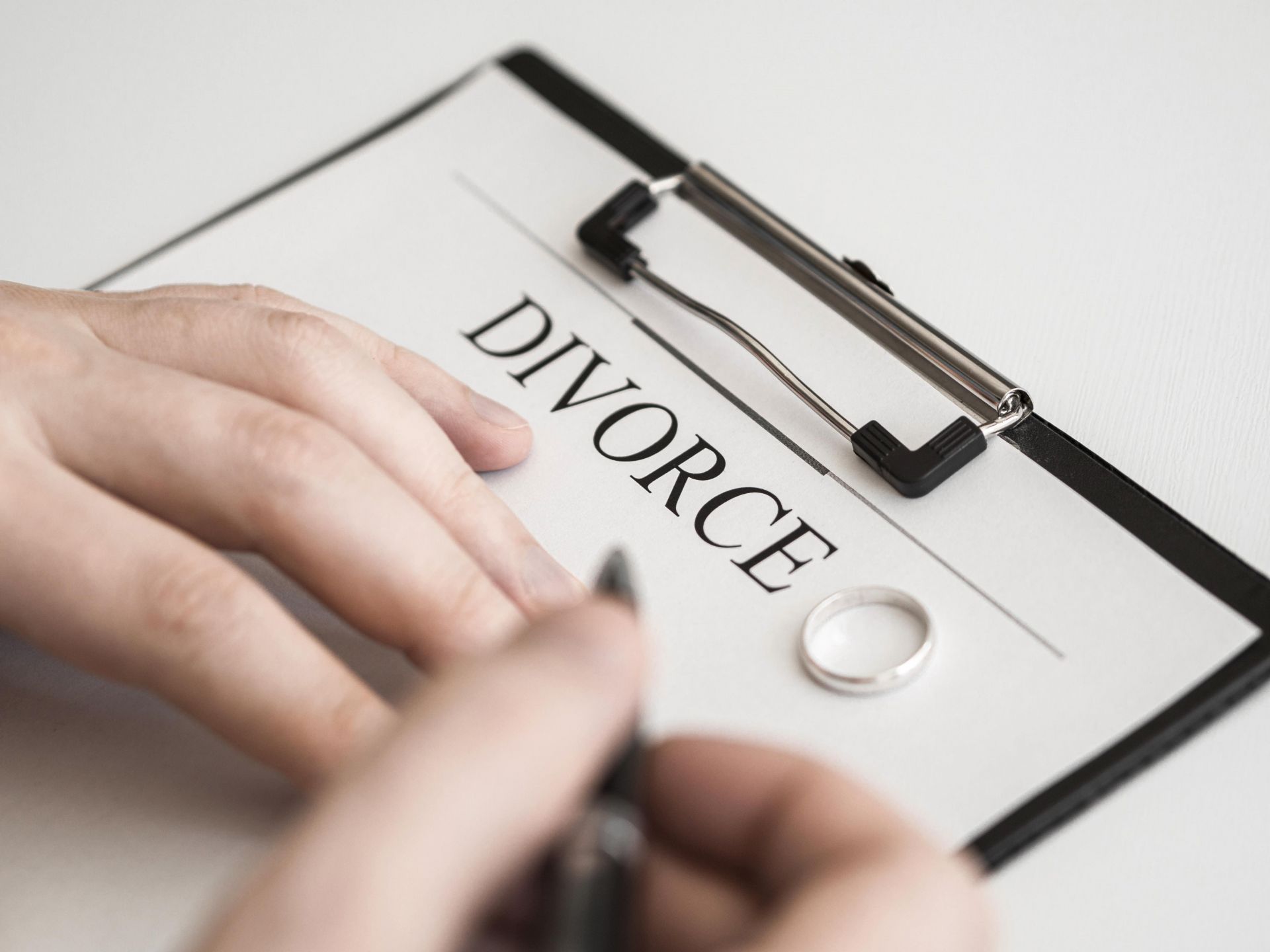 保護配偶權益：了解離婚協議書中的侵害問題