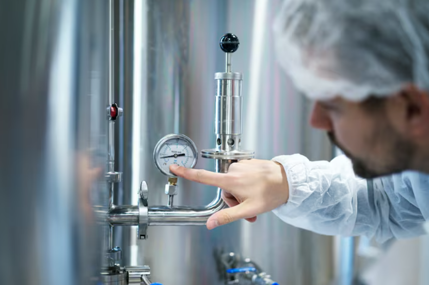 液位計在化工產業的應用：高腐蝕、高壓環境下的安全量測策略